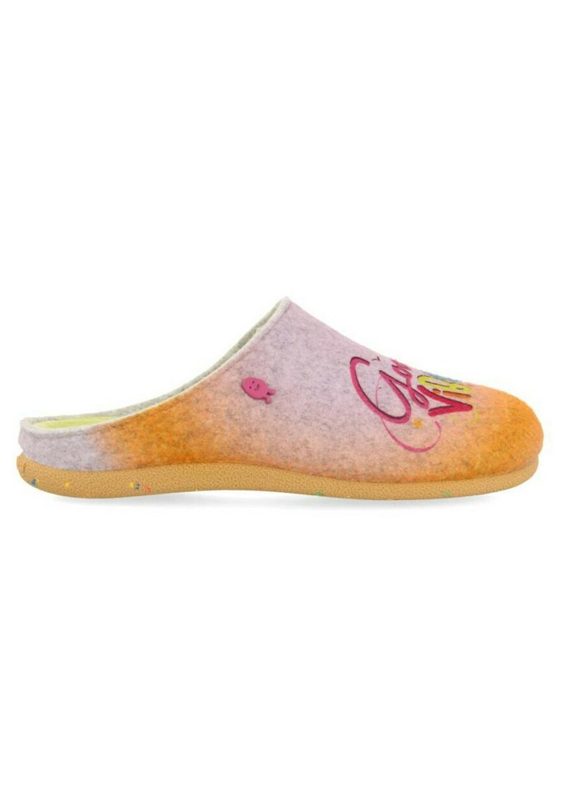 Zuecos de fieltro en degradado de naranja a rosa, con un acento de pez rosa y un gráfico de texto colorido. Diseño sin hebillas con una suela de goma texturizada.