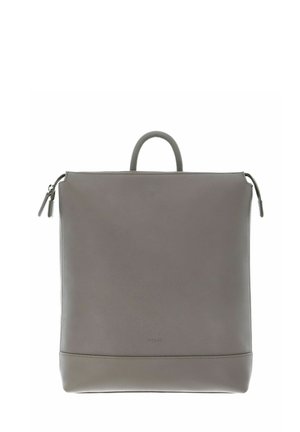 Sac à dos en cuir gris avec un design structuré, une poignée supérieure, deux poches zippées et un marquage subtil en bas. Texture lisse.