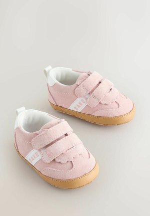 Roosad seemisnahast väikelapse jalanõud, millel on kaks kinnisega rihma, valged aksendid ja beež kummist tallaosa. Esiküljel on dekoratiivsed õmblused.