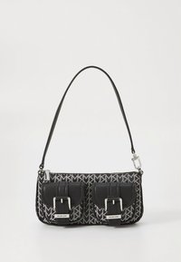 Mala de tecido preta e cinza com padrão de logotipo, dois bolsos frontais, ferragens prateadas, alça de ombro ajustável e fecho de correr.