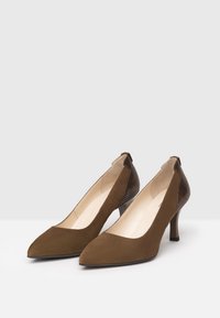 Tacchi alti in suede marrone con punta affusolata, dettagli in stampa serpente testurizzati sul tacco e un design del tacco moderatamente affusolato.