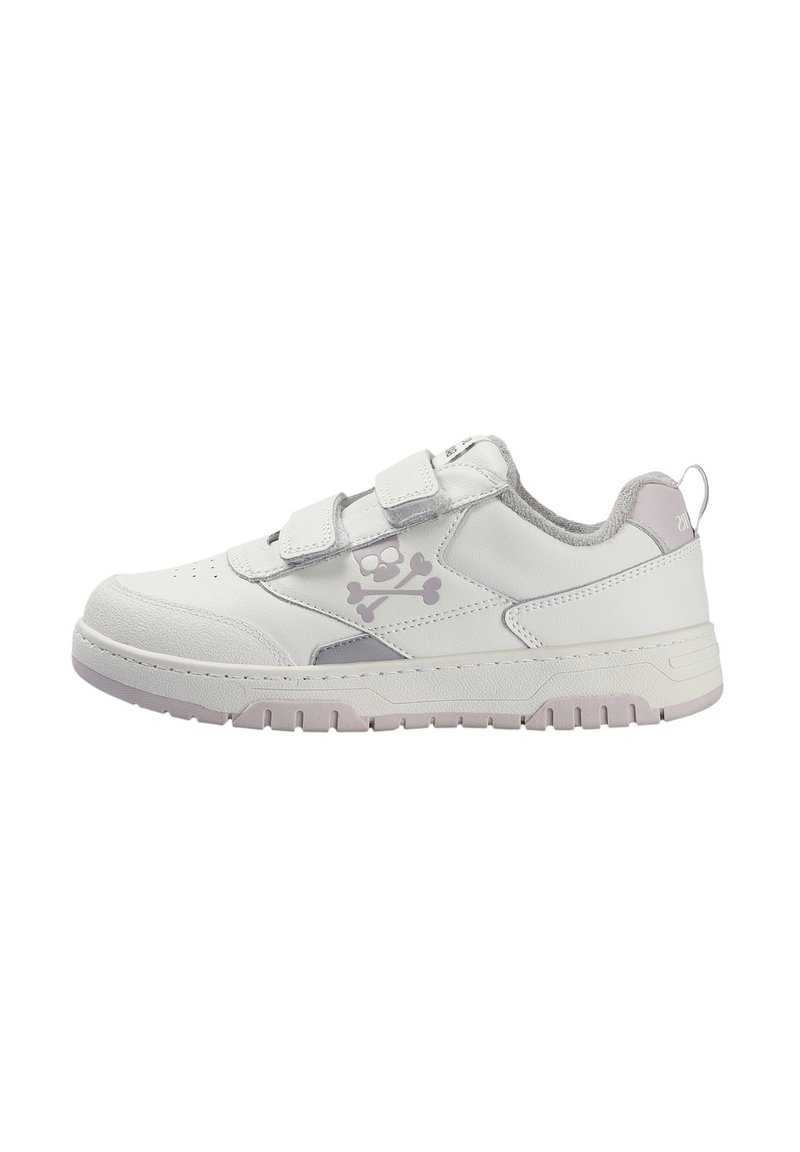 Zapatilla deportiva blanca con dos correas de velcro, acentos grises, un logo de calavera y huesos cruzados, y una suela de goma texturizada.