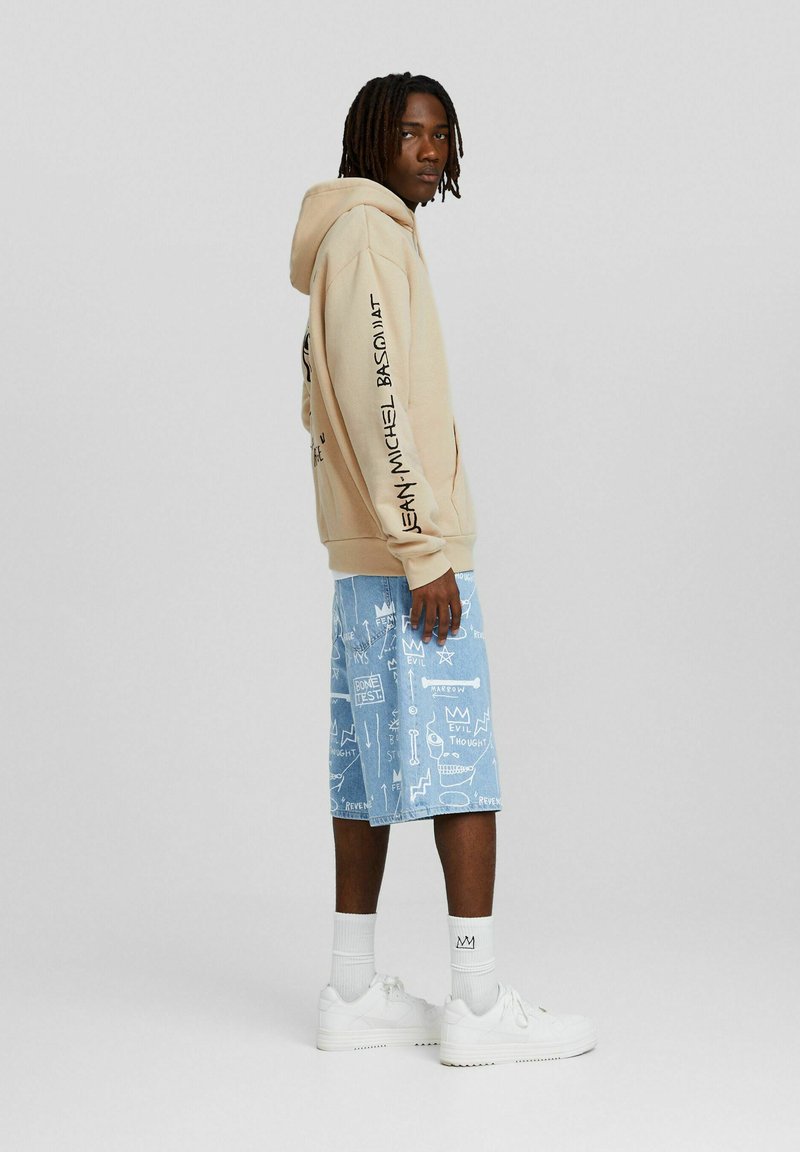 Bershka JEAN MICHEL BASQUIAT - Hoodie - camel - Zalando.de