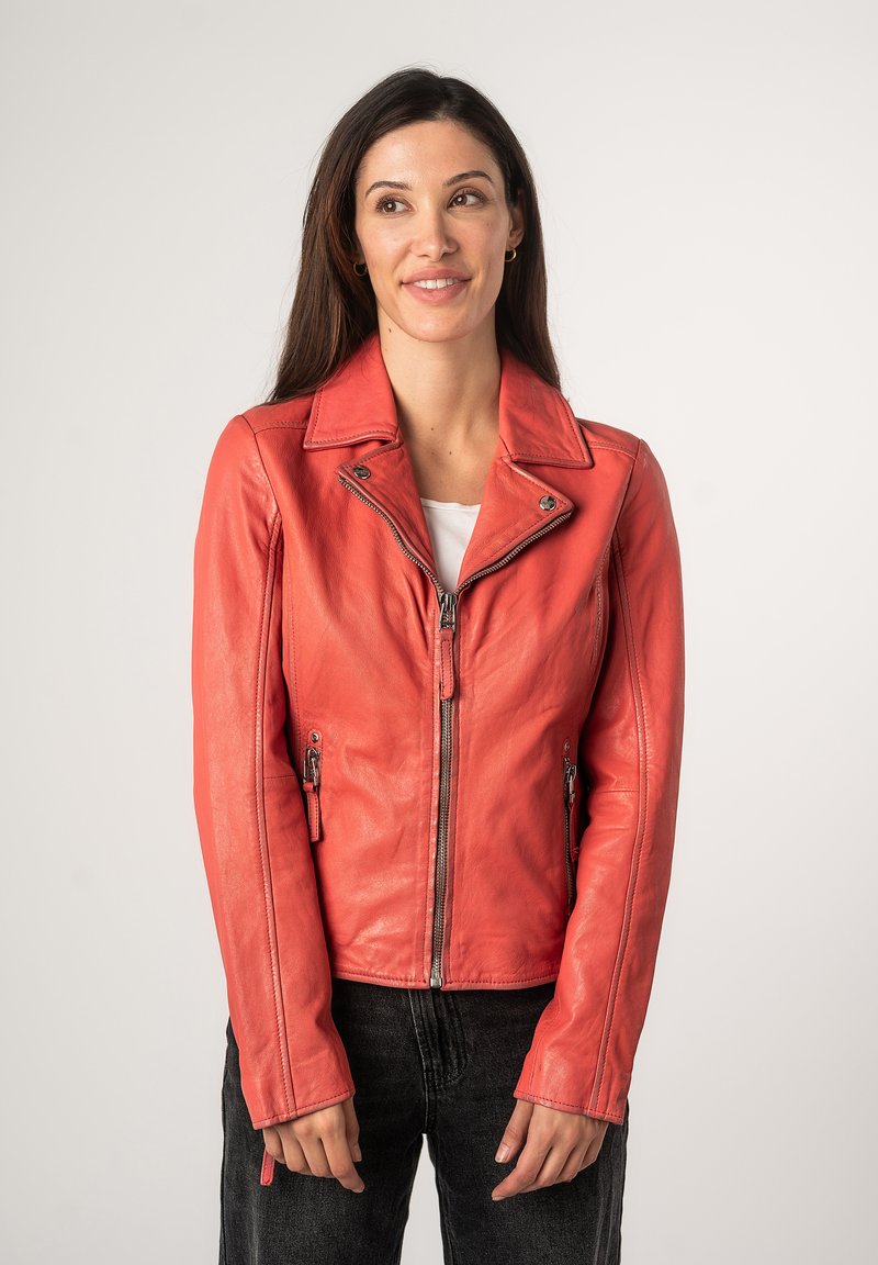 Rode leren motorjack met een ingesneden kraag, ritssluiting aan de voorkant en ritsen op de zakken. Heeft een getailleerde pasvorm en een zachte textuur.