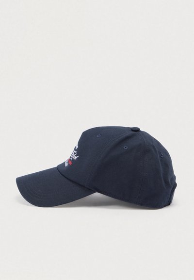 Casquette en coton bleu marine avec logo brodé à l'avant, visière pré-courbée, conception à six panneaux et sangle réglable à l'arrière.