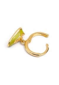 Pendiente de aro en tono dorado que presenta un acento de esmalte verde con una superficie lisa. El diseño es asimétrico con un acabado elegante.