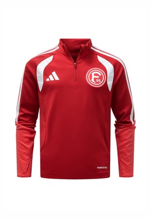 Rød sportsbluse med lange ærmer med hvide striber på skuldre og arme, kvart lynlås ved krave, Adidas-logo og cirkulært F95-emblem på brystet.