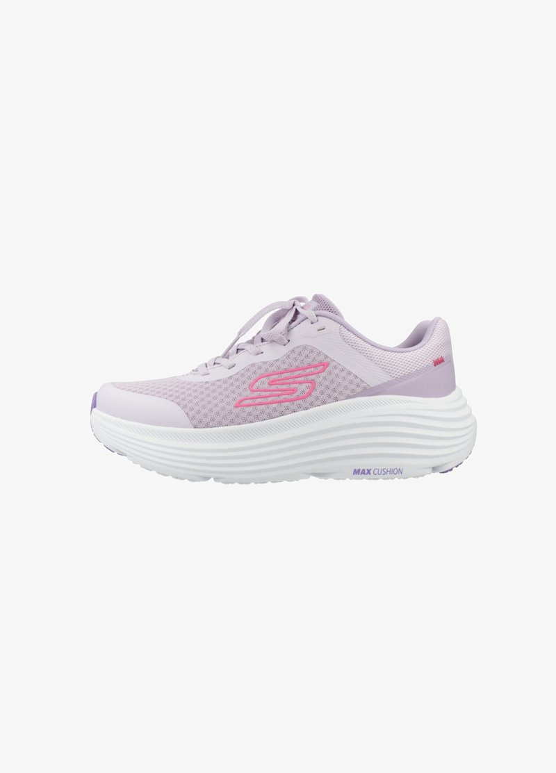 Chaussure de sport violet clair avec une semelle blanche épaisse, un logo "S" rose sur le côté en mesh, et le texte "MAX CUSHION" sur la semelle.