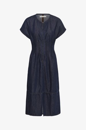 Sötétkék farmer midi ruha rövid ujjal, elől cipzáros záródással és varrási részletekkel a derék és a szoknya körül.