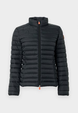 Černá prošívaná péřová bunda s vysokým límcem, plným předním zipem a oranžovými táhly zipu na jednobarevném pozadí.