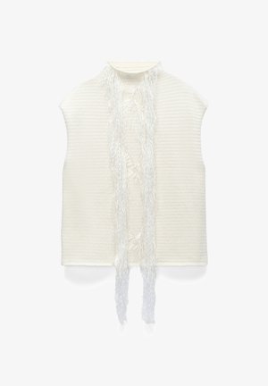 Top bianco senza maniche in maglia con collo alto e lunghe frange pendenti al centro davanti.