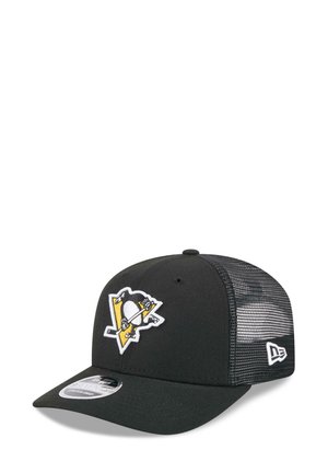 Schwarze Kappe mit Netzrückseite, die das Pittsburgh Penguins-Logo mit einem Schlittschuh laufenden Pinguin hält, der einen Hockeyschläger auf der Vorderseite hält.
