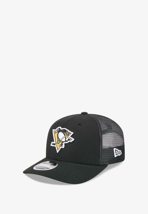 Schwarze Kappe mit Netzrückseite, die das Pittsburgh Penguins-Logo mit einem Schlittschuh laufenden Pinguin hält, der einen Hockeyschläger auf der Vorderseite hält.