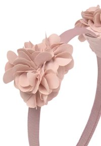 Fascia con due grandi fiori di stoffa rosa chiaro attaccati a una banda con texture a righe, mostrata su sfondo bianco.