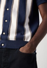 Thumbnail Image 9