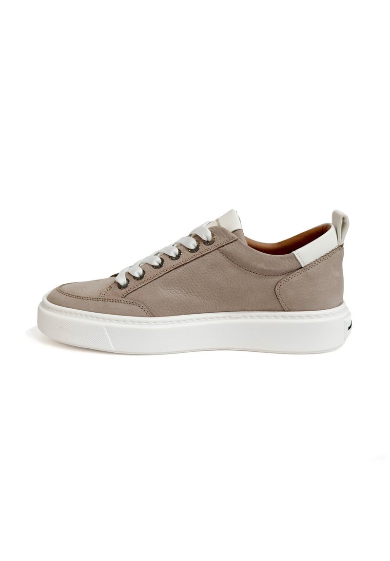 Sneaker in pelle grigia chiara con suola in gomma bianca, punta rotonda e tallone bianco a contrasto. Presenta lacci grigi e un design minimalista.