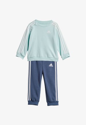 Sudadera azul claro con rayas blancas en las mangas y cuello redondo. Pantalones azul oscuro con rayas blancas a los lados, ambos con el logo de Adidas.