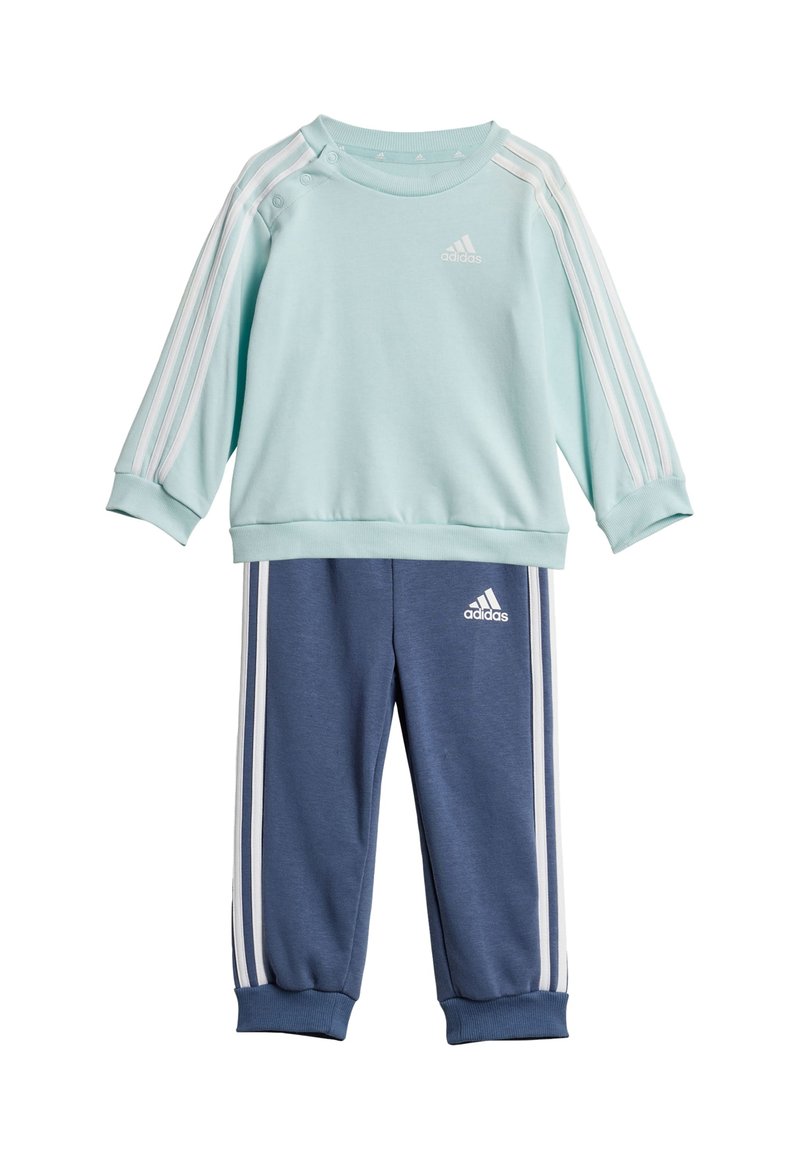 Sudadera azul claro con rayas blancas en las mangas y cuello redondo. Pantalones azul oscuro con rayas blancas a los lados, ambos con el logo de Adidas.