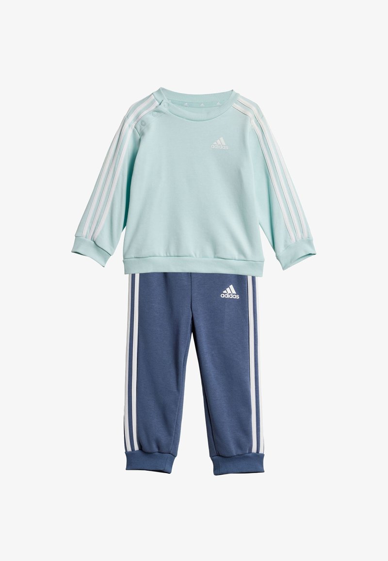 Sudadera azul claro con rayas blancas en las mangas y cuello redondo. Pantalones azul oscuro con rayas blancas a los lados, ambos con el logo de Adidas.