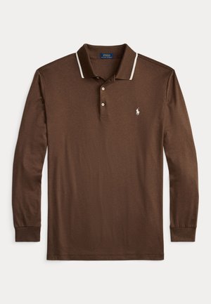 Polo shirt long à manches marron en coton, avec un col à bord blanc, une patte de boutonnage à trois boutons et un petit logo sur la poitrine.