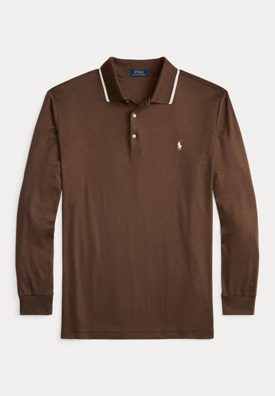 Camisa polo de manga longa castanha, confeccionada em algodão, apresentando um colarinho com bordas brancas, uma pala com três botões e um pequeno logotipo no peito.