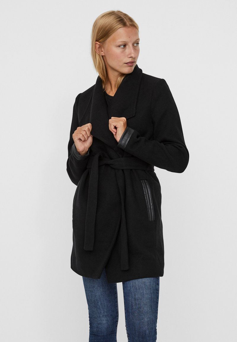 Vero Moda VMCALASISSEL JACKET - Kort kåpe / frakk - black