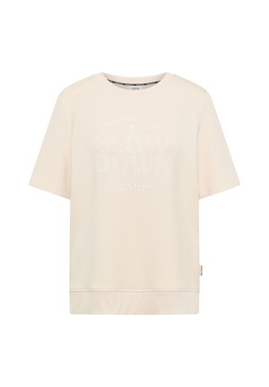 Beige kurzärmliges T-Shirt mit geripptem Saum und weißem Text "SLOW DOWN" sowie kleineren Schriftzügen "EMBRACE CHANGE" und "TAKE A BREAK FEEL JOY."
