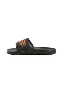 Svarta halkfria sandaler med en marmoriserad rem som har en orange logotyp, platt gummisula och strukturerad fotbädd för bra grepp.