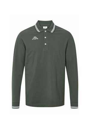 Polo de manga larga verde oscuro con cuello y puños a rayas blancas, tres botones en la parte delantera y un pequeño logo blanco en el pecho izquierdo.