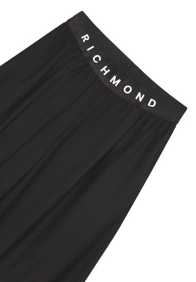 Gonna nera realizzata in tessuto liscio e fluido, con una cintura elasticizzata sulla quale è stampata la parola "RICHMOND" in lettere bianche.