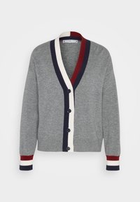 Cardigan grigio con scollo a V profondo, rifiniture a righe bianche e blu navy, cinque bottoni scuri e polsini a righe con dettagli blu navy e rossi.