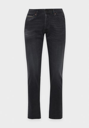 Vue de face d’un jean noir anthracite foncé avec une fermeture à bouton, des passants de ceinture, des poches avant et des jambes droites, sur un fond uni.