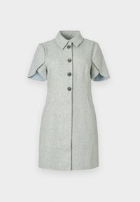 Klänning med korta ärmar i ljusblått fiskbensmönstrat tyg, med knäppning fram och en strukturerad krage, samt en mjuk innerfoder.