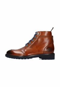 Botas de tobillo de cuero marrón con un acabado brillante, cordones azules, detalles perforados y una suela de goma negra contrastante.