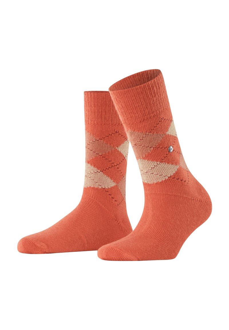 Calze corallo con un motivo argyle in beige e dettagli testurizzati. Il bordo a coste e la base liscia arricchiscono il design complessivo.