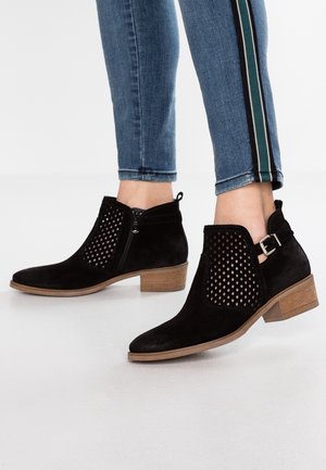 Botas de tobillo de ante negro con paneles laterales de malla, un tacón bajo y un zipper lateral. Sin embellishments ni patrones visibles.