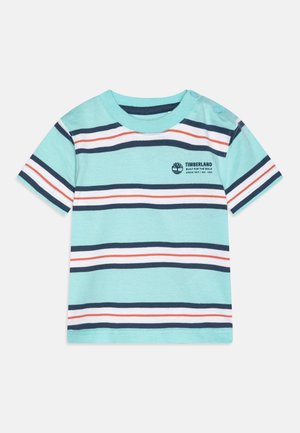 T-shirt voor peuters met korte mouwen, aquakleurige basis, marineblauwe en oranje horizontale strepen, Timberland-logo op de borst en drukknoopsluitingen op de schouders.