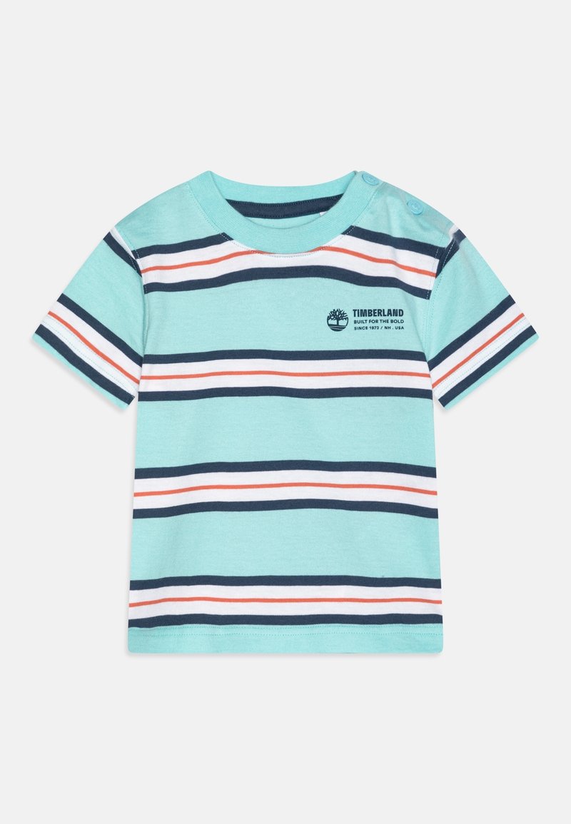 Camiseta de manga corta para niño pequeño con base aqua, rayas horizontales en azul marino y naranja, logo de Timberland en el pecho y botones a presión en el hombro.