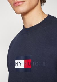 Tommy Hilfiger HILFIGER FLAG SWEATSHIRT - Sweatshirt - desert sky