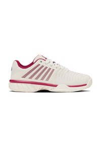 Hvite athletic sko med rosa detaljer, med en strukturert overdel, mesh-paneler for ventilasjon og en gummisåle med grepmønstre.