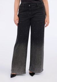 Mustat leveät farkut, joissa on gradientti ja hopeiset niitit helmoissa. Ominaisuuksiin kuuluvat perinteiset taskut ja nappikiinnitys.