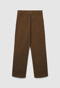 Pantalon en velours côtelé marron avec taille élastique, deux poches arrière passepoilées et ourlets retroussés, étalé à plat sur un fond clair.