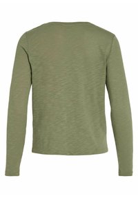 Ilgų rankovių marškiniai alyvuogių žalia spalva, lygus paviršius, apvalus kaklo iškirpimas, paprastas dizainas, be matomų raštų ar akcentų.