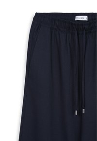 Marineblaue Hose mit elastischem Bund, Kordelzug und silbernen Hardware-Elementen. Der Stoff wirkt glatt und hat eine lockere Passform.