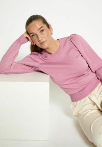 PEPPERCORN REMI ROUND NECK PUFF - Vesta - met moonlite pink metallic