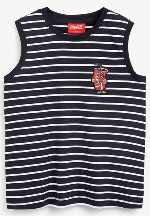 Granatowy i biały prążkowany top bez rękawów z haftowanym uśmiechającym się kubkiem Coca-Coli trzymającym słomkę na piersi.