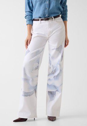 Guess WEIT GESCHNITTENE BEDRUCKTE JEANS - Jean flare - weiß