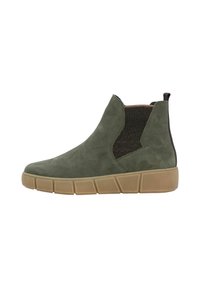 Botines de ante verde con paneles laterales elásticos, suela de goma y suela texturizada beige. Presenta un perfil aerodinámico y tacón plano.