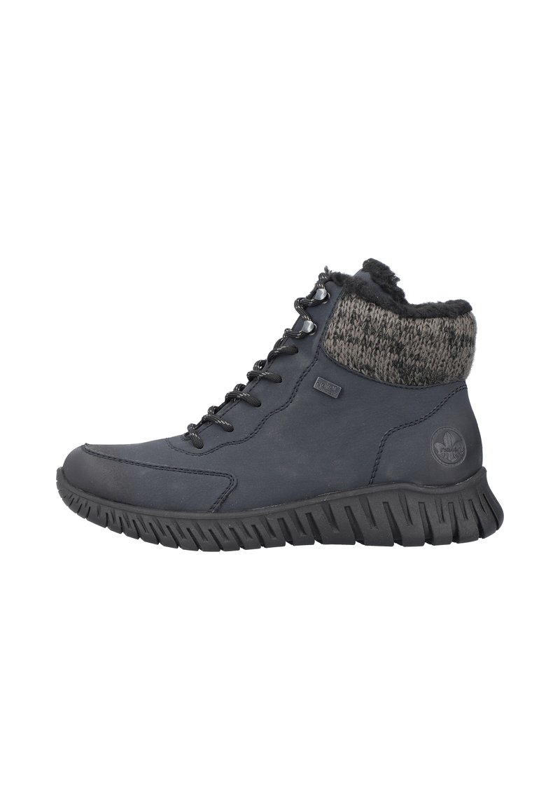 Bottines bleu marine avec un col en tricot texturé, ornées de lacets noirs et d'une semelle en caoutchouc robuste avec des motifs de crampons prononcés.