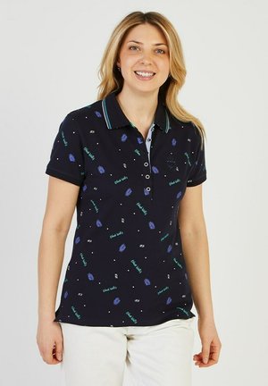 Polo shirt marine avec des motifs floraux et textuels multicolores, col contrastant à rayures et patte de boutonnage à trois boutons. Manches courtes.